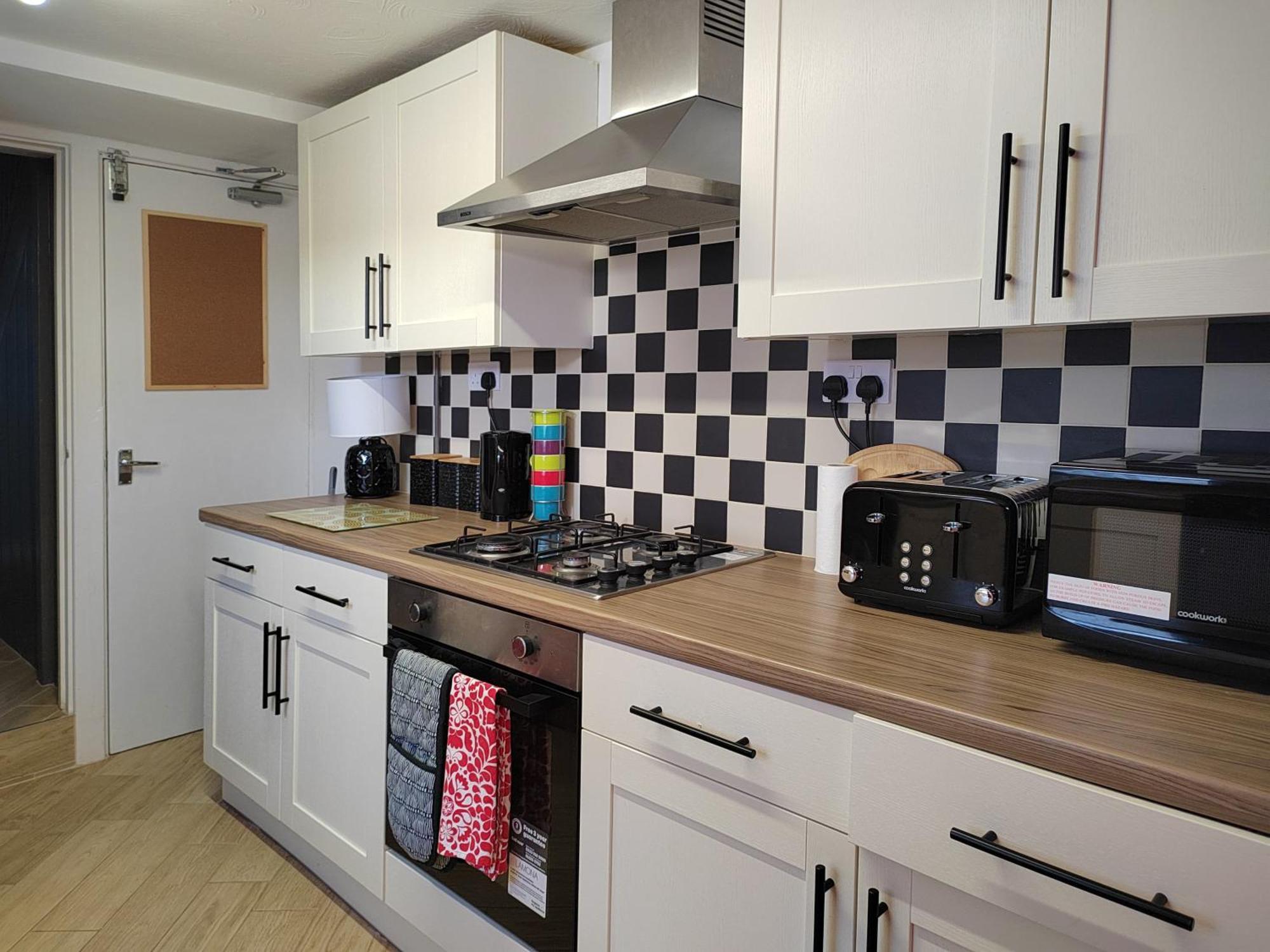 Granville 5Br Townhouse - Ideal For Groups, Families Or Contractors By Suitely Челтнъм Екстериор снимка
